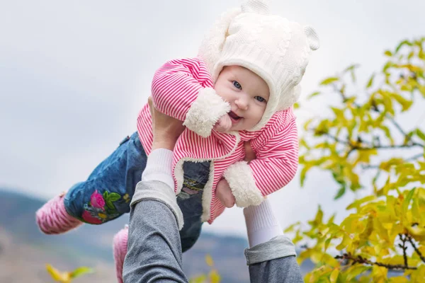 Kärleksfull mor och hennes baby-barn som leker utomhus — Stockfoto