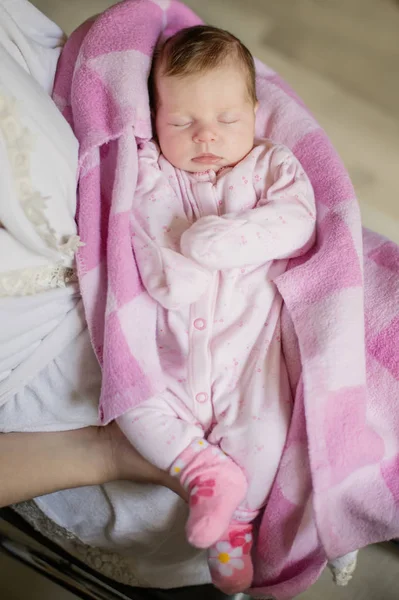 Bebê recém-nascido dormindo em casa de sua mãe — Fotografia de Stock