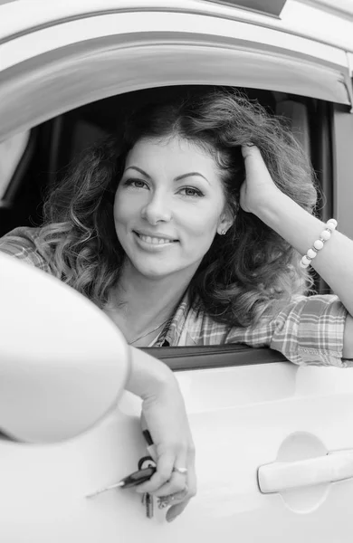 Belle Conductrice Souriante Avec Des Clés Regardant Par Fenêtre Noir — Photo