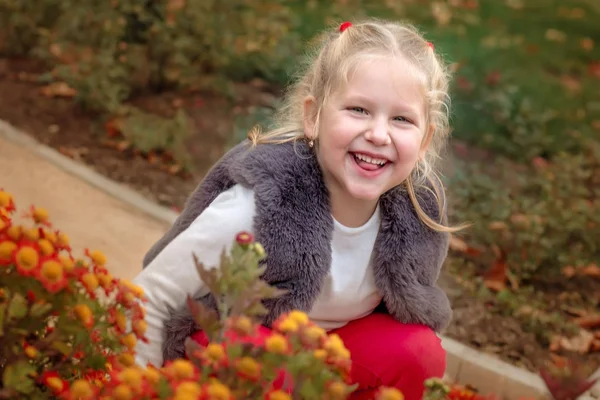 肖像画の庭で楽しんで幸せなかわいい女の子 — ストック写真