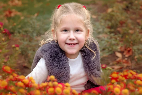 Portret Gelukkig Schattig Klein Meisje Met Plezier Tuin — Stockfoto