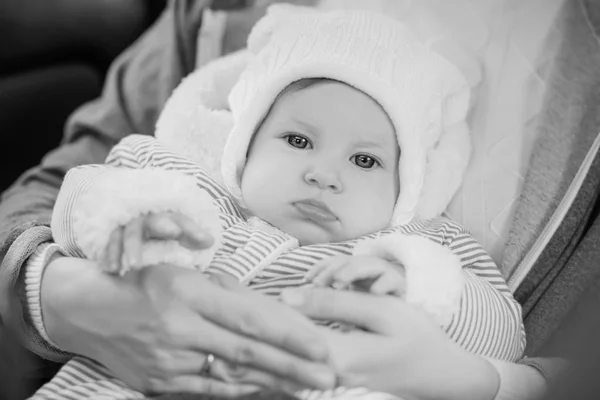 Mãe Está Segurando Uma Filha Bebê Seus Braços Preto Branco — Fotografia de Stock