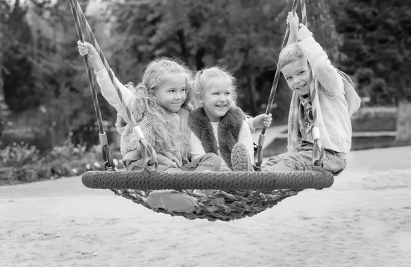 Três Crianças Brincando Parque Com Balanço Preto Branco — Fotografia de Stock