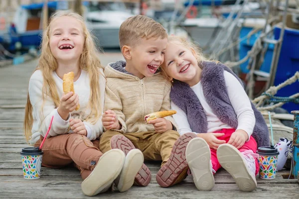 Três Crianças Pequenas Felizes Sentam Cais Lancham — Fotografia de Stock