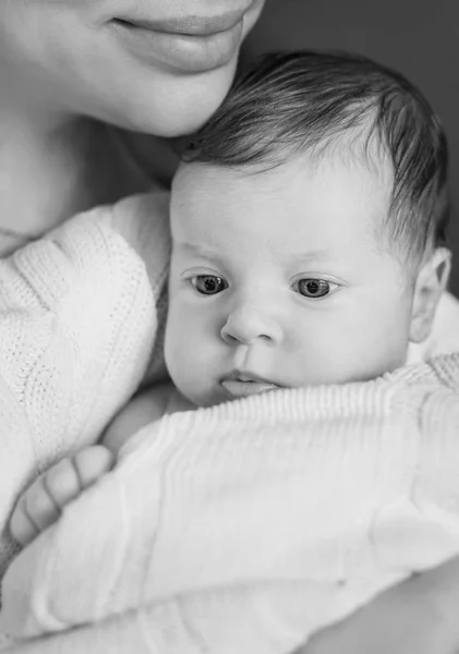 Glückliche Mutter Mit Einem Neugeborenen Baby Kind Ist Wolldecke Gewickelt — Stockfoto