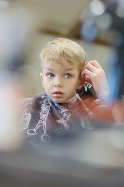 Kleiner Junge Beim Friseur Netter Kleiner Junge Hat Angst Vor — Stockfoto