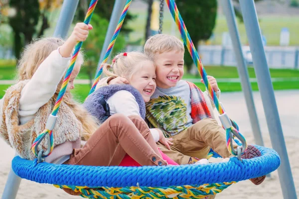 Tři Děti Hrají Parku Houpačkou — Stock fotografie