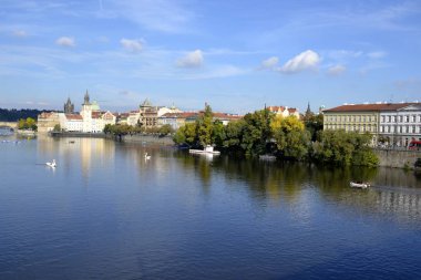 Nehri Prag ve Binalar
