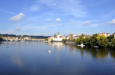 Nehri Prag ve Binalar