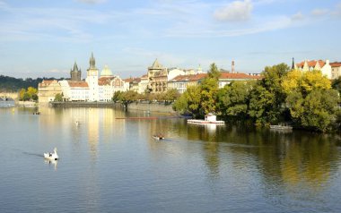 Nehri Prag ve Binalar