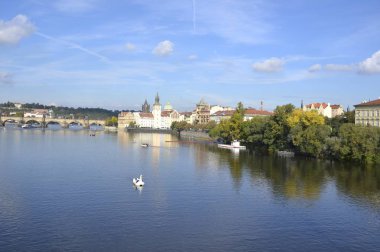 Nehri Prag ve Binalar