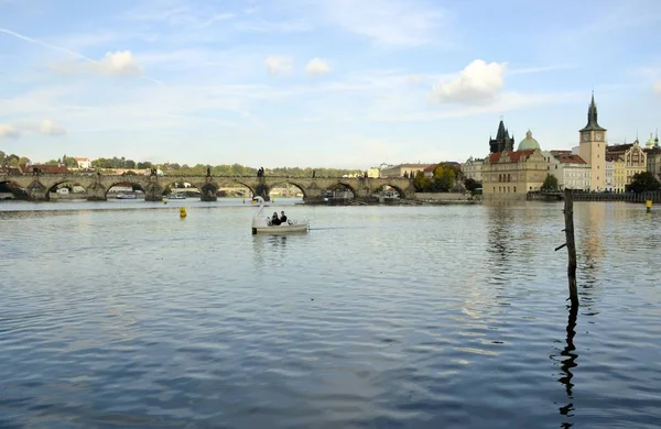 Rzeki w Pradze i budynków — Zdjęcie stockowe
