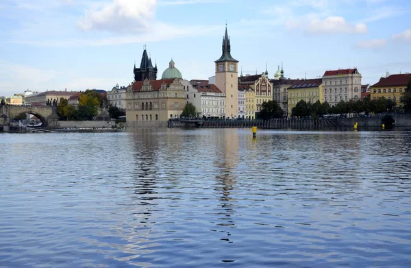 Řeka v Praze a budov — Stock fotografie