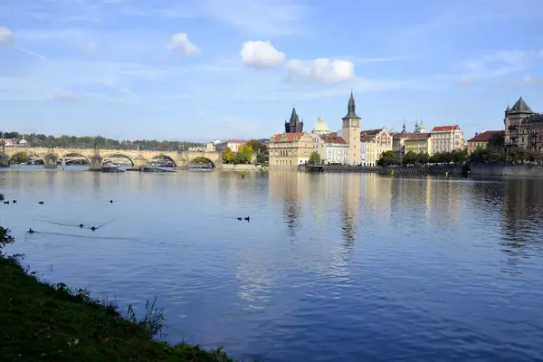 Řeka v Praze a budov — Stock fotografie