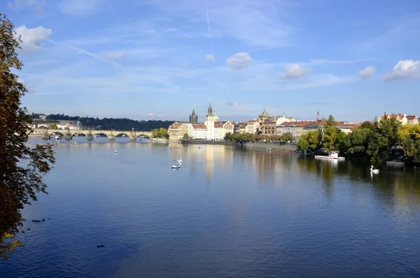 Río en Praga y edificios —  Fotos de Stock