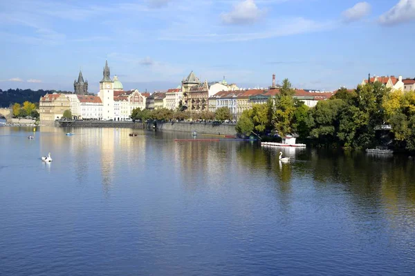 Fiume a Praga ed edifici — Foto Stock