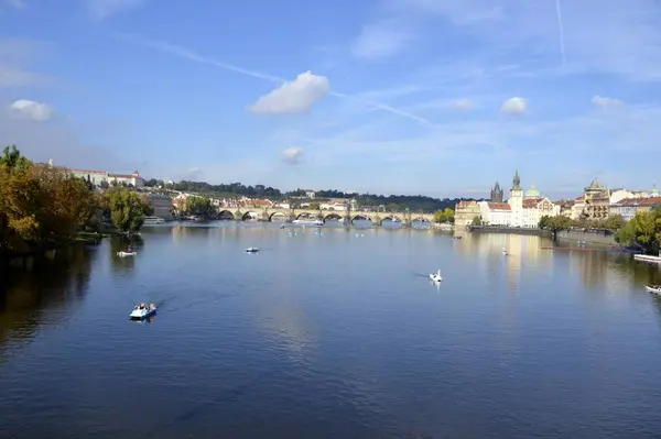 Řeka v Praze a budov — Stock fotografie