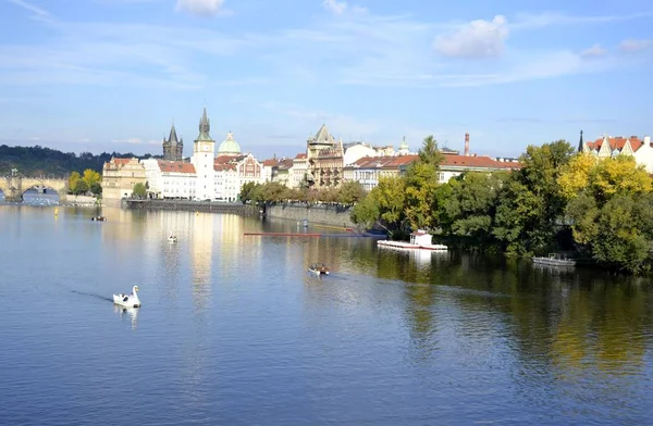Fluss in Prag und Gebäude — Stockfoto