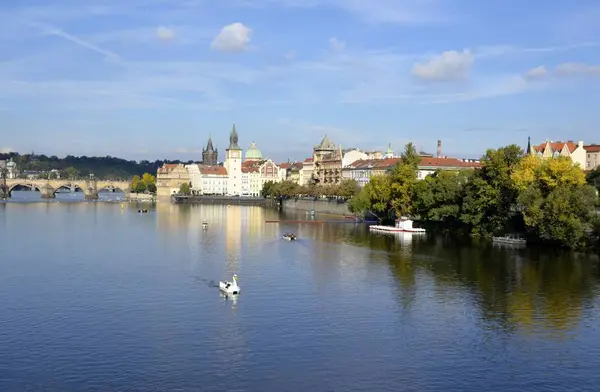 Fluss in Prag und Gebäude — Stockfoto