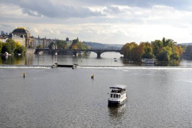 Nehri Prag ve Binalar