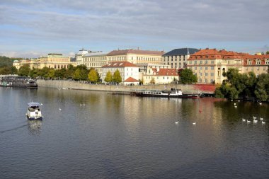 Nehri Prag ve Binalar