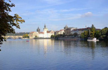 Nehri Prag ve Binalar