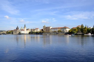 Nehri Prag ve Binalar