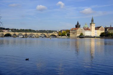 Nehri Prag ve Binalar