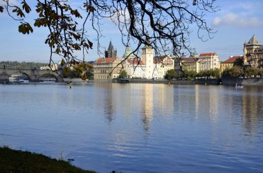 Nehri Prag ve Binalar