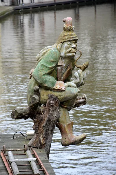 Estatua y reflejo del agua — Foto de Stock