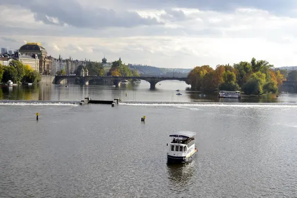 Nehri Prag ve Binalar — Stok fotoğraf