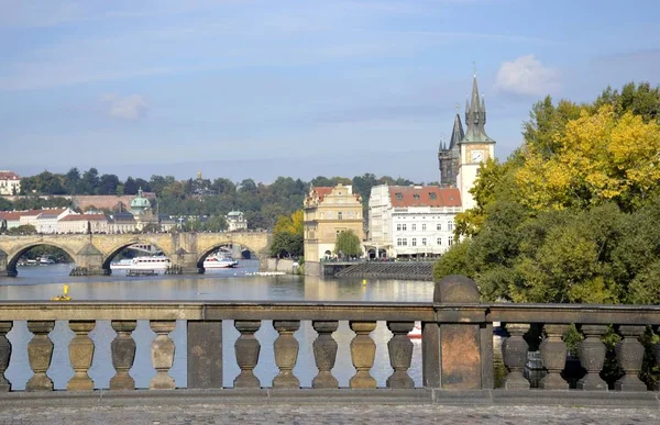 Fluss in Prag und Gebäude — Stockfoto