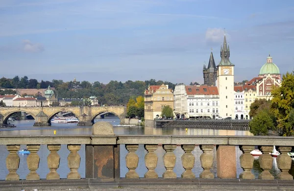 Flod i Prag och byggnader — Stockfoto