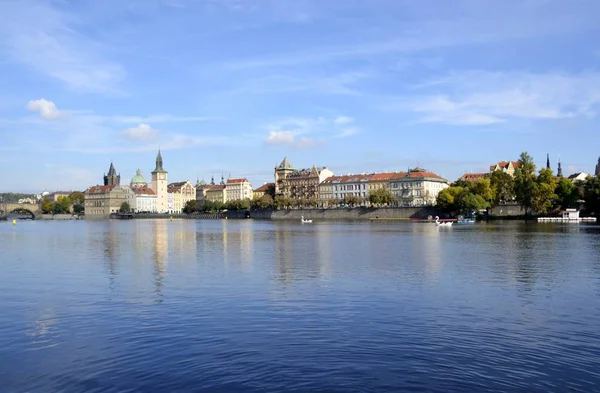 Nehri Prag ve Binalar