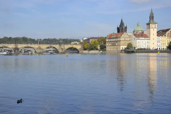 Flod i Prag och byggnader — Stockfoto