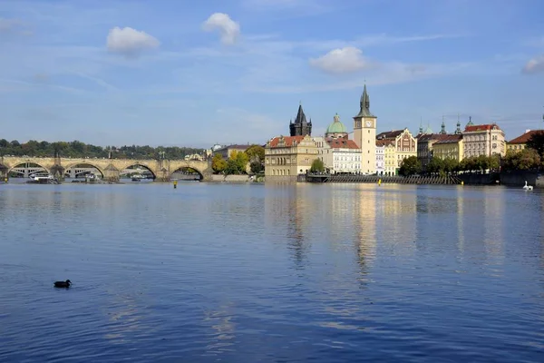 Río en Praga y edificios —  Fotos de Stock