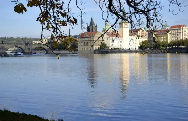 Rivière à Prague et bâtiments — Photo