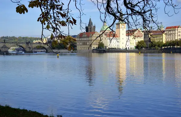 Nehri Prag ve Binalar