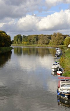 Nehir su yansımaları ile 