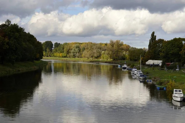 Rivier met water reflecties — Stockfoto