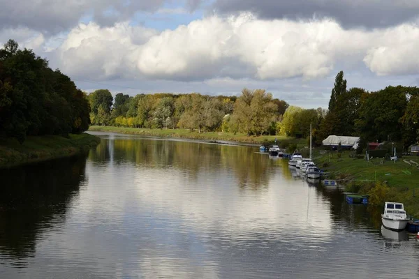 Rivier met water reflecties — Stockfoto