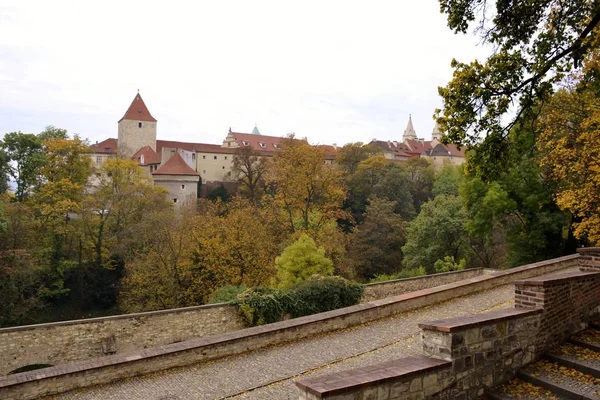 Архитектура Праги осенью — стоковое фото