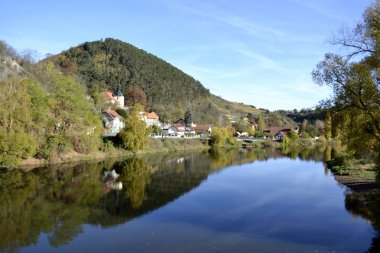 Nehir su yansımaları ile 