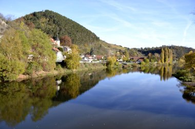 Nehir su yansımaları ile 