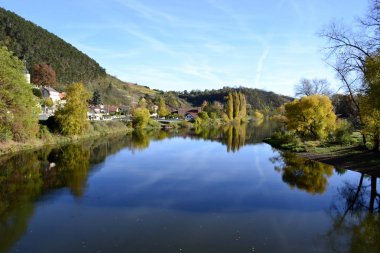 Nehir su yansımaları ile 