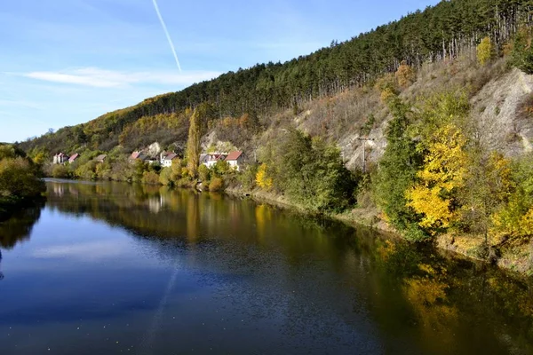 Річка з водними відображеннями — стокове фото