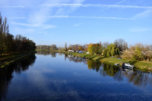 Rivier met water reflecties — Stockfoto