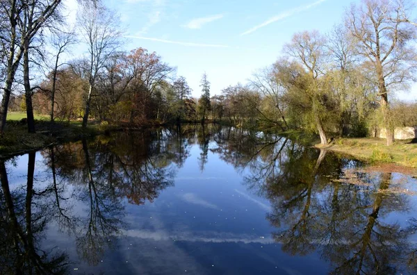 Rivier met water reflecties — Stockfoto