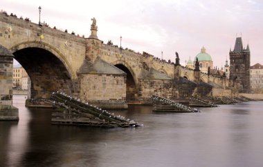 Prag'daki Charles Bridge mimarisi 