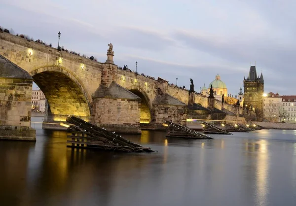 Architektura od Karlova mostu v Praze — Stock fotografie